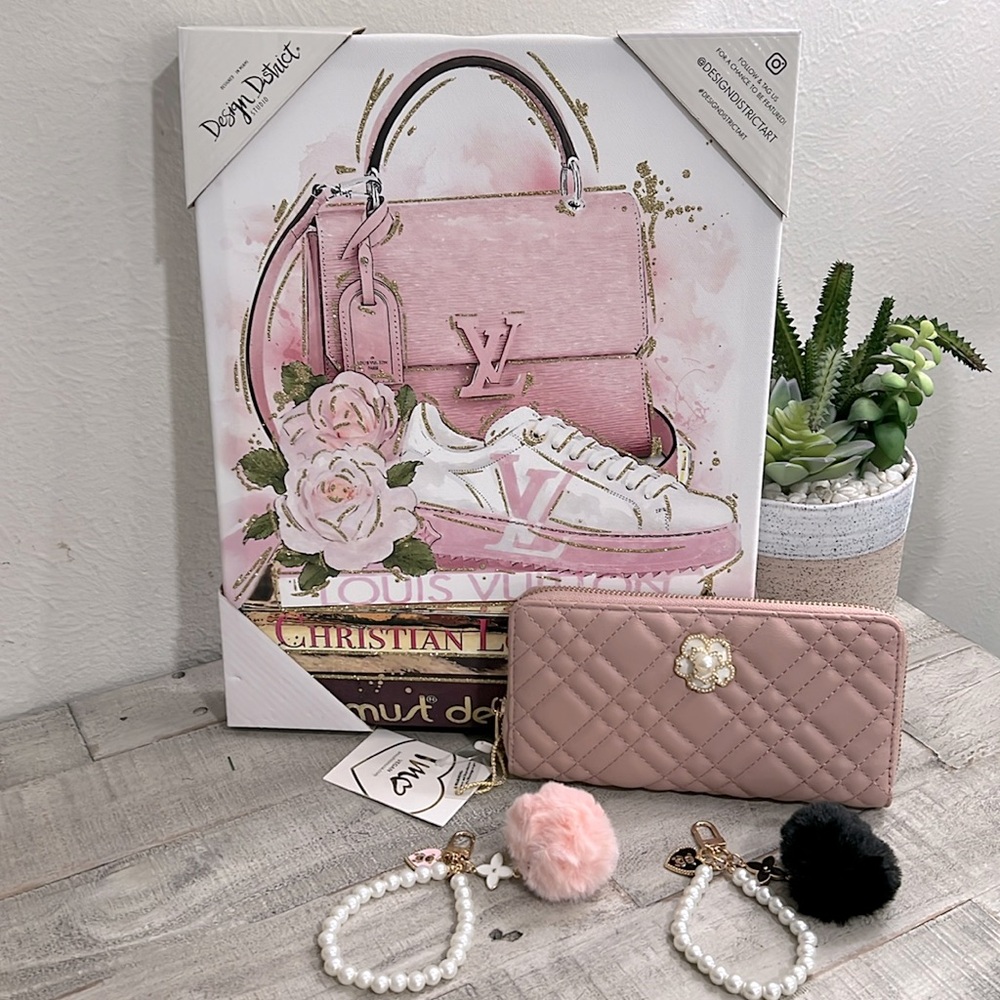4pcs-Bundle Unbranded key chain(s),wallet & wall Art.